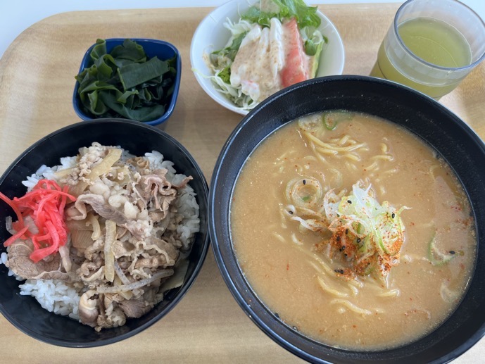 福井村田製作所の社員食堂のみそラーメンと牛丼