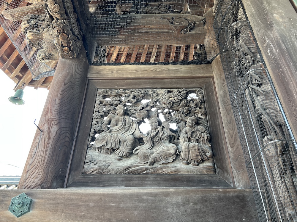 画像 引接寺の総けやき造りの山門に施された十六羅漢
