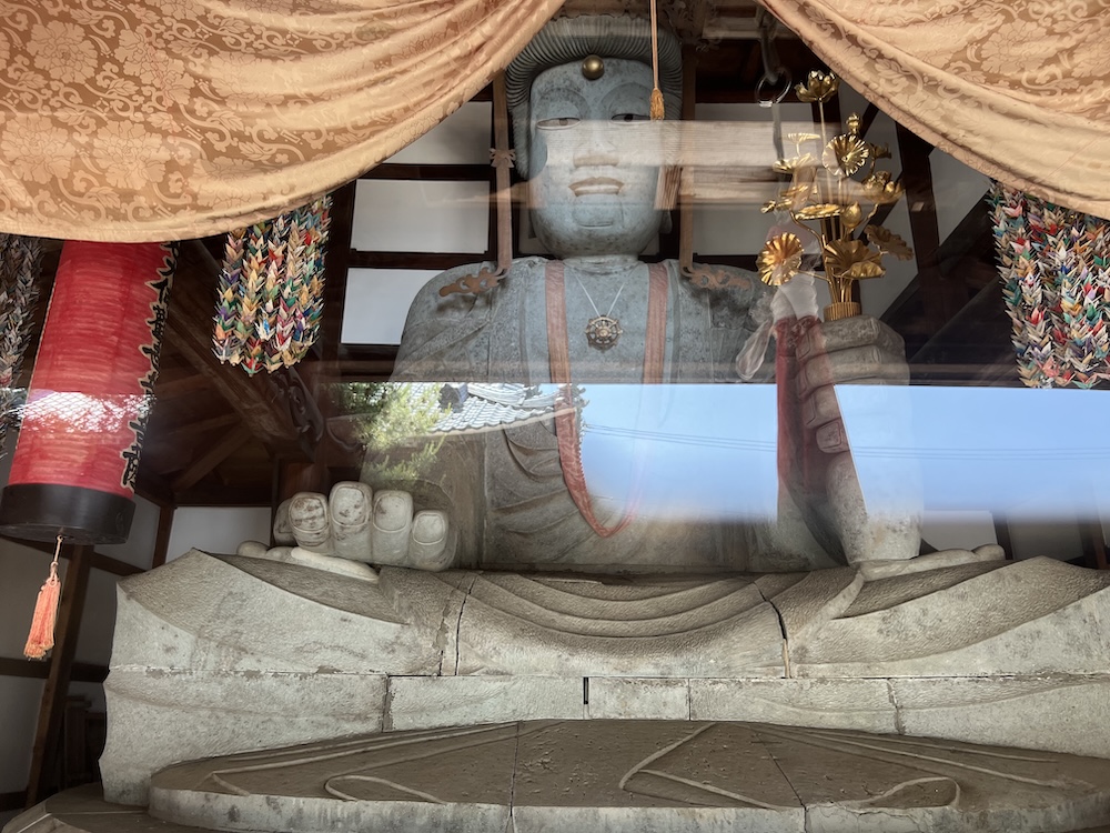 引接寺境内のお堂に祀られている石大仏（聖観音菩薩座像）
