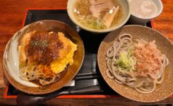 おろしそば・中華そば・ボルガライスが一度に味わえる、江戸屋のひ三つのご馳走セット