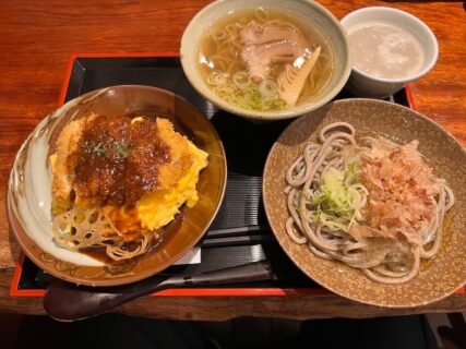 おろしそば・中華そば・ボルガライスが一度に味わえる、江戸屋のひ三つのご馳走セット