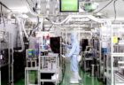 福井村田製作所マシンオペレーターの作業風景