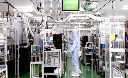 福井村田製作所マシンオペレーターの作業風景