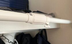 クローゼットの手前に突っ張り棒